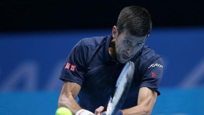 Srbský tenista Novak Djokovič odvracia loptu rakúskeho tenistu Dominica Thiema v zápase skupiny Ivana Lendla Turnaja majstrov.