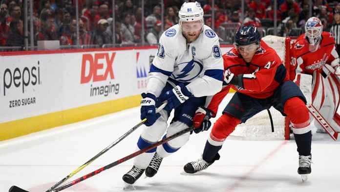 Zľava Steven Stamkos z Tampy Bay Lightning a Slovák Martin Fehérváry z Washingtonu Capitals.