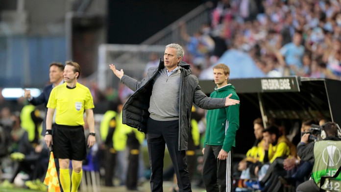 Kouč ManUtd José Mourinho reaguje v semifinále EL proti Celte Vigo.