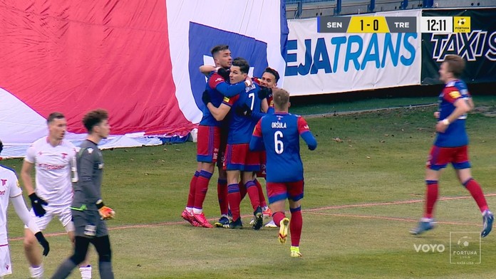 Futbalisti Senice sa radujú po strelení gólu.