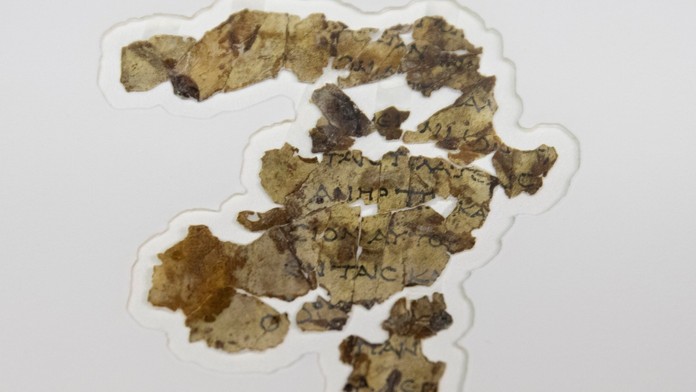 Izraelskí archeológovia objavili biblické zvitky staré približne 2000 rokov.