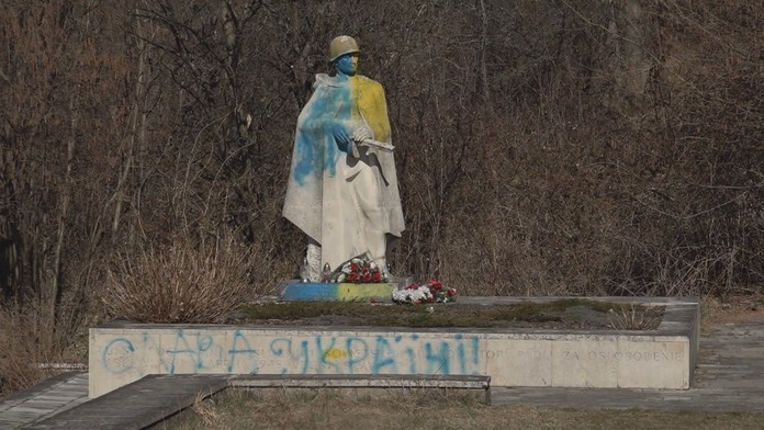 Ďalší pamätník pomaľovali farbami Ukrajiny. V hrobe paradoxne ležia aj ukrajinskí vojaci