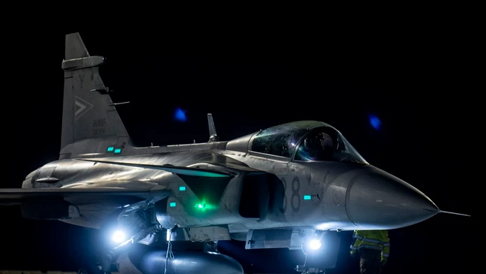 Pilotov českých Gripenov v noci zobudil rozkaz NATO. V priebehu niekoľkých minút mierili nad Poľsko