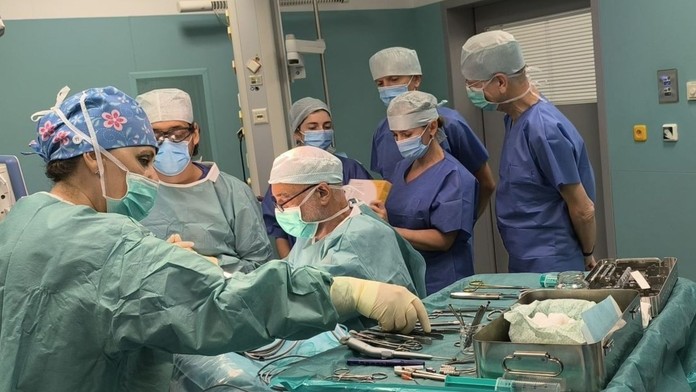 Lekári z Detskej fakultnej nemocnice Košice prvýkrát zaviedli unikátny sluchový implantát