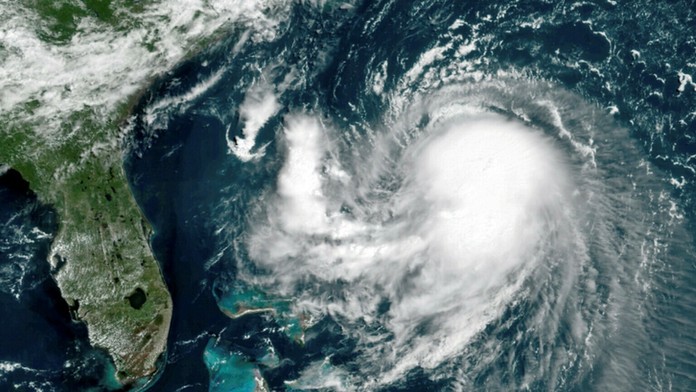 Tropická búrka Henri.