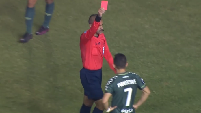 Rozhodca ukázal hráčovi Chapecoense červenú kartu.