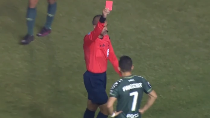 Rozhodca ukázal hráčovi Chapecoense červenú kartu.
