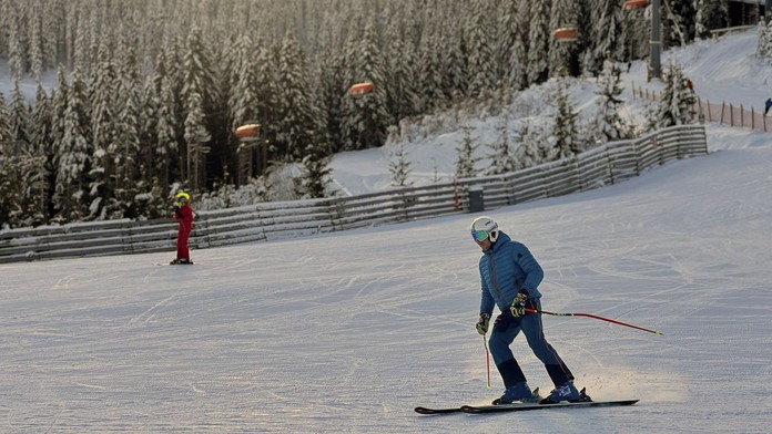 Sneh, lyžovanie (ilustračná snímka)