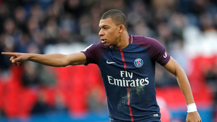Kylian Mbappé z PSG sa raduje z gólu v sieti Angers.