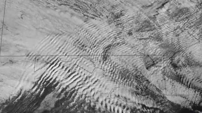 Satelit zachytil výnimočný úkaz na oblohe. Oblaky sa zoradili do dokonalých vĺn