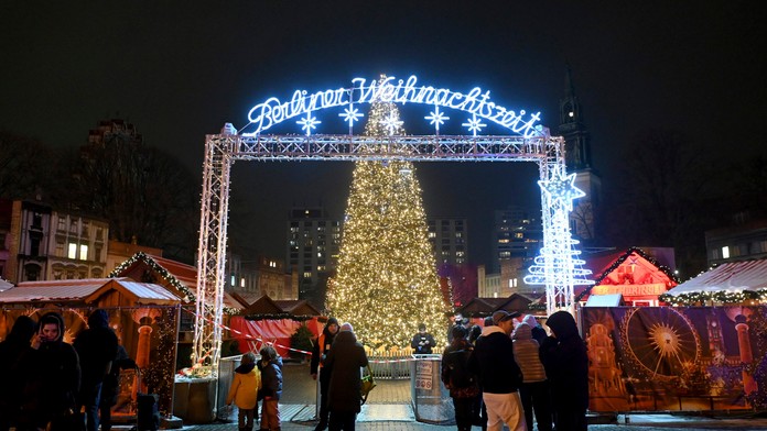 Vianočná výzdoba na vianočných trhoch v Berlíne.