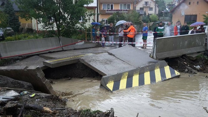 Spadnutý most v Kysuckom Lieskovci.