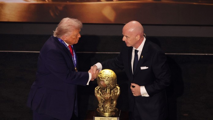 Prezident USA Donald Trump vyjadril podporu šéfovi FIFA: Je fantastický. Jeho odvolanie by bolo chybou