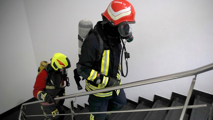 Hasiči zasahujú v dome.