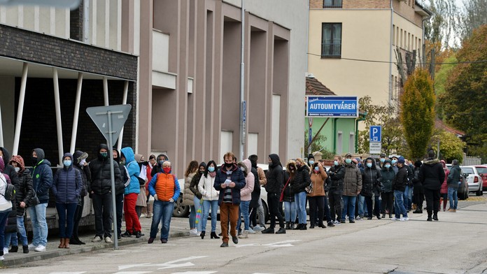 Na snímke dlhé rady na testovanie pri Základnej škole Vámbáryho v Dunajskej Strede.