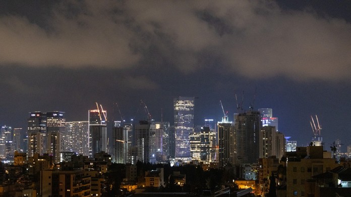 Prázdne ulice hlavného mesta Tel Aviv.
