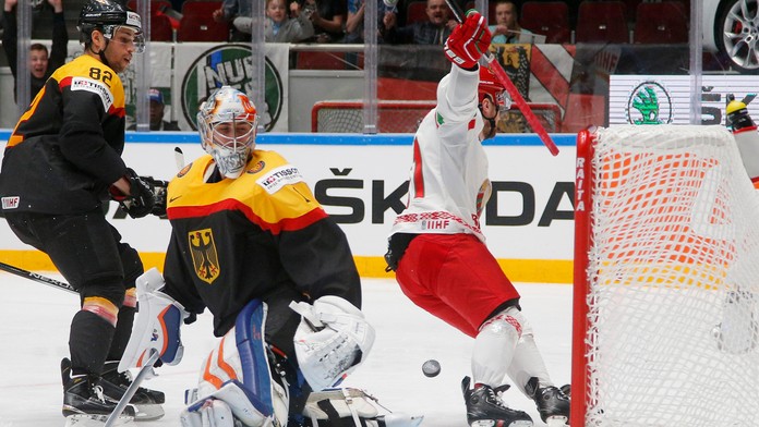 Hráč Bieloruska Andrej Stepanov strieľa gól brankárovi Nemecka Tomasovi Greissovi v zápase B-skupiny MS v Rusku.