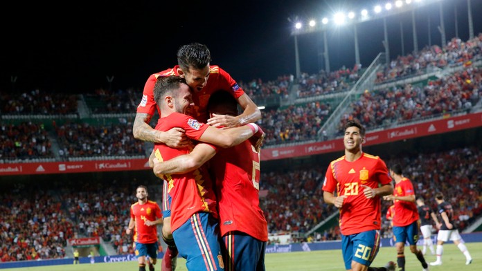Radosť hráčov Španielska po úvodnom góle Saula Ningueza.