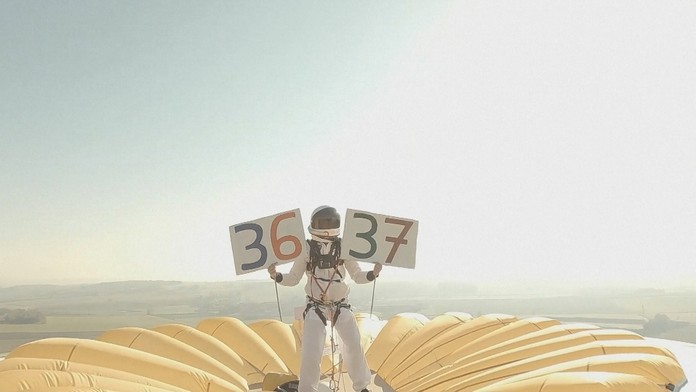 Muž na vrchole letiaceho balóna