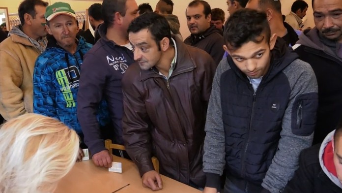 Rómovia na výberovom konaní.