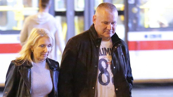 Čo robí prepustený Kajínek? Predviedol fešnú doktorku aj nové luxusné auto