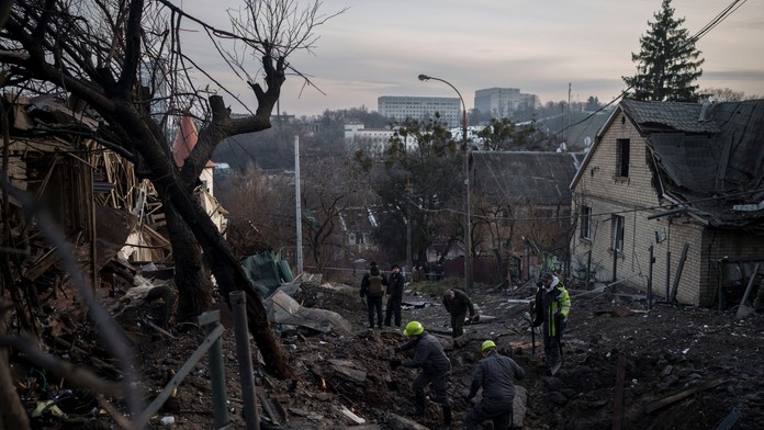 Ruský útok v Kyjeve prerušil prezidentské voľby, Česi utekali do krytu