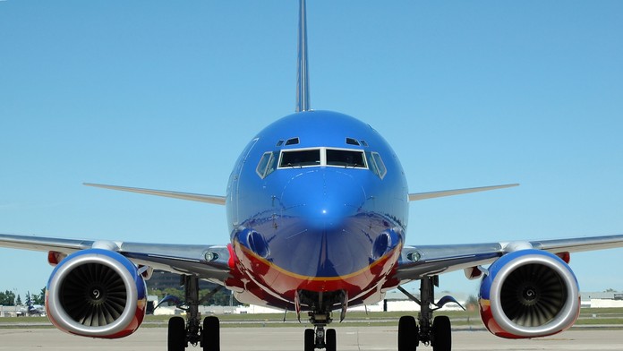 Policajná akcia na palube lietadla: Z kokpitu vyviedli opitého pilota len pár minút pred štartom