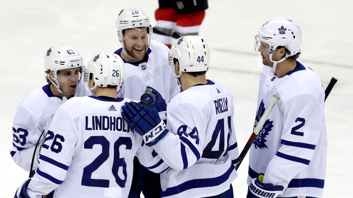 Radosť hráčov Toronta po góle na ľade New Jersey.