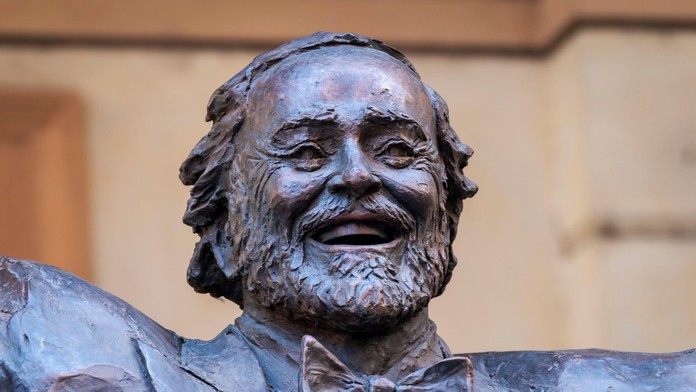 Talianske mesto nahnevalo vdovu po Pavarottim. Okolo sochy legendárneho speváka postavilo klzisko