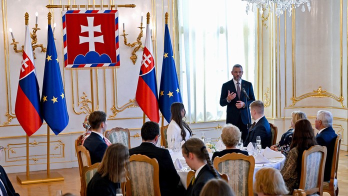 Na snímke nový prezident Peter Pellegrini sa prihovára seniorom a mladým ľuďom, ktorých pozval na slávnostný obed po zložení prezidentského sľubu.