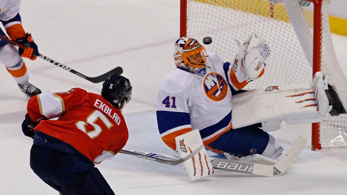 Jaroslav Halák zastavuje strelecký pokus Aarona Ekblada.