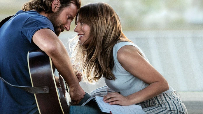 Bradley Cooper a Lady Gaga vo filme A Star Is Born