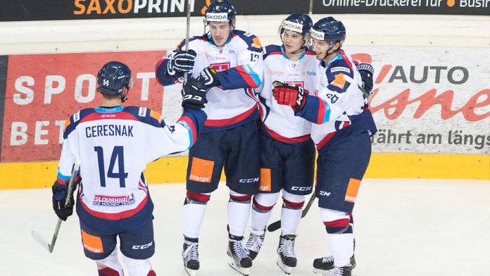Zľava Lukáš Čerešňák, Samuel Petráš, Mislav Rosandić a stelec gólu Miloš Bubela v dueli s Rakúskom.