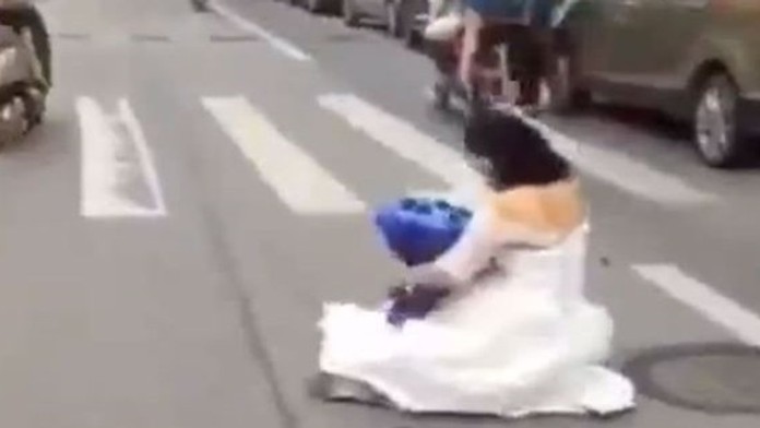 Ženích si ani nevšimol, že stratil svoju manželku. 