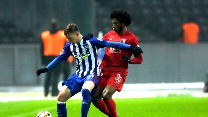 Mitchell Weiser (vľavo) z Hertha Berlín a Caiuby z Augsburgu