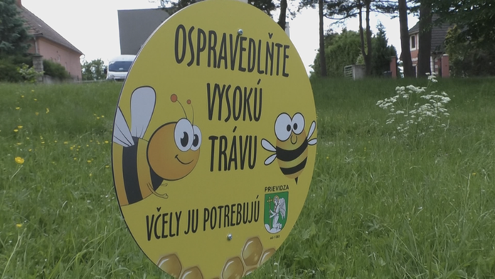 Oznam na trávniku v Prievidzi.