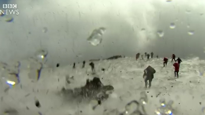 Dramatické video. Etna chrlila na ľudí kamene, zranili aj štáb BBC