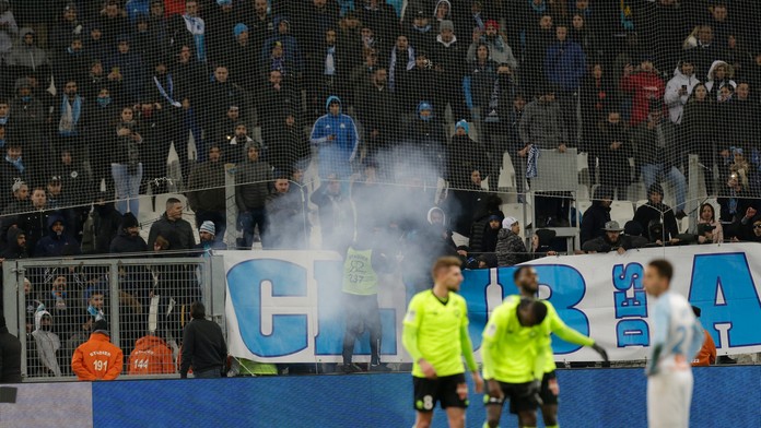 Fanúšikovia Marseille hádžu delobuch na trávnik v ligovom zápase s Lille.