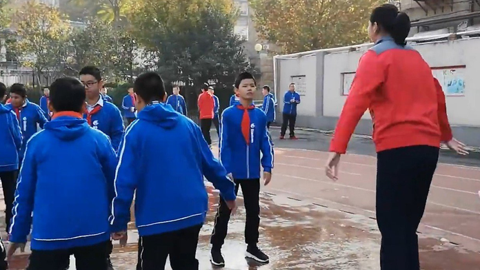 Čínska tínedžerka meria 210 centimetrov