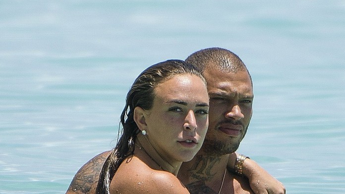 Najsexy bývalý kriminálnik vie, čo robí. Bohatej dedičke už svieti na ruke zásnubný prsteň