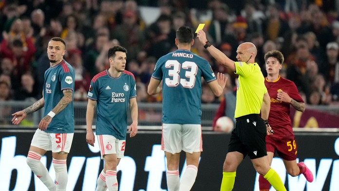 Rozhodca udeľuje žltú kartu hráčovi Matsovi Wieferovi.