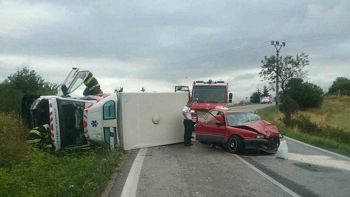  V obci Abramová sa zrazila sanitka s osobným autom