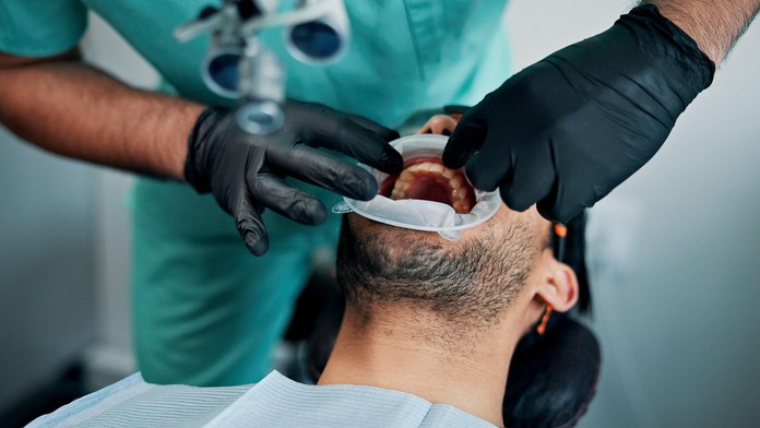 Nikam nepôjdete, ja to dokončím, povedal zubár a zatlačil pacienta do kresla. Teraz spoznal trest za násilné ošetrenie