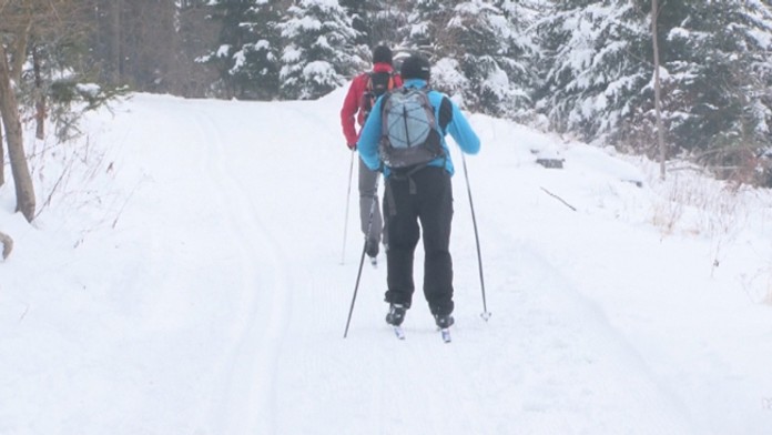 Bežkári na Beskydsko-Javorníckej lyžiarskej bežeckej magistrále.