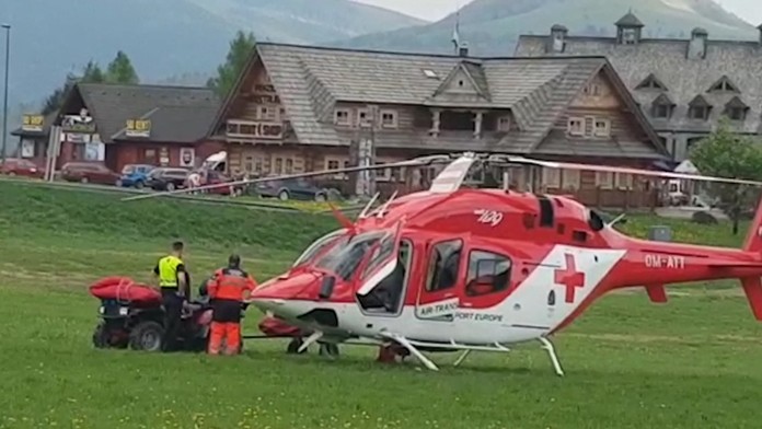 Leteckí záchranári odvážajú telo zosnulého českého turistu.