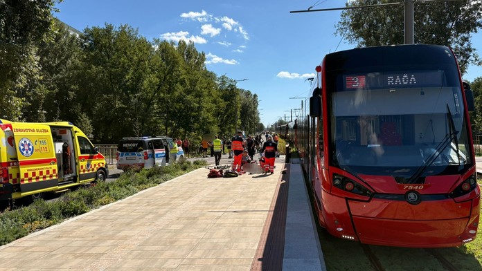 Do cyklistu narazila v Petržalke električka, zraneniam podľahol