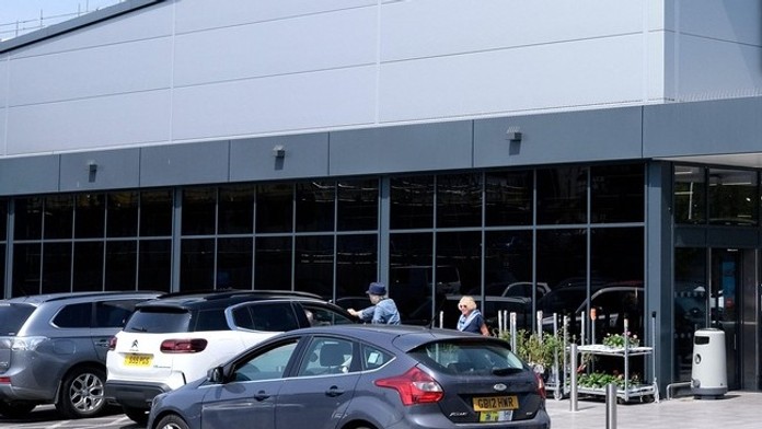 Auto tam odstavíte už iba za poplatok. Populárny reťazec zaviedol „parkovanie po práci“