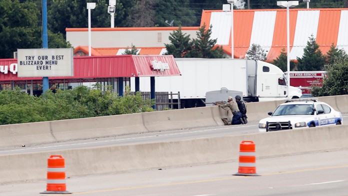 Sniperi a taktický dôstojník v Dallase.
