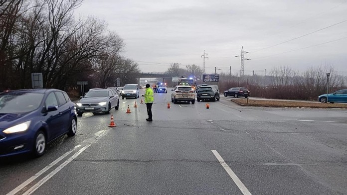 Nehoda na východe Slovenska. Pri zrážke troch áut sa zranila jedna žena