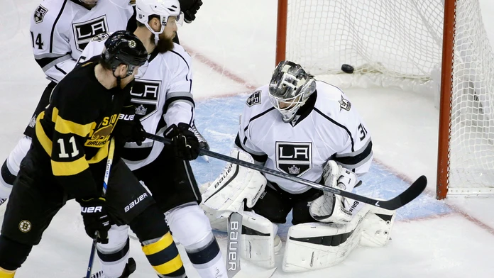 Slovenský brankár LA Kings Peter Budaj inkasuje gól z hokejky Bostonu Bruins Jimmyho Haysa.